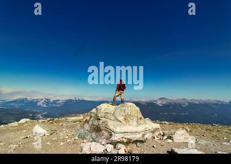 Jasper, Kanada, September 3. 2022 - Ein Tourist spiegelt sich in der atemberaubenden Aussicht auf die Alberta rockies vom Gipfel des Whistler Mountain bei Jasper in den Canada rockies wider Stockfoto