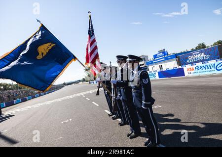 Drapeaux, Flagge während der US-Nationalhymne, Grille de Depart, Startraster während des 2023 Southwire Portland ePrix, 9. Tagung der ABB FIA Formel E-Weltmeisterschaft 2022-23, auf dem Portland International Raceway vom 22. Bis 24. Juni 2023 in Portland, Vereinigte Staaten von Amerika - Foto Germain Hazard/DPPI Credit: DPPI Media/Alamy Live News Stockfoto