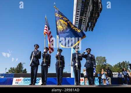 Drapeaux, Flagge während der US-Nationalhymne, Grille de Depart, Startraster während des 2023 Southwire Portland ePrix, 9. Tagung der ABB FIA Formel E-Weltmeisterschaft 2022-23, auf dem Portland International Raceway vom 22. Bis 24. Juni 2023 in Portland, Vereinigte Staaten von Amerika - Foto Germain Hazard/DPPI Credit: DPPI Media/Alamy Live News Stockfoto