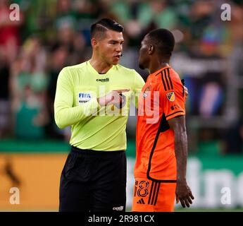 24. Juni 2023: Schiedsrichter Victor Rivas spricht mit Houston Dynamo Forward Ibrahim Aliyu (18) nach einem Foul während eines Major League-Fußballspiels im Austin FC am 24. Juni 2023 in Austin, Texas. Austin FC hat gewonnen, 3-0. (Kreditbild: © Scott Coleman/ZUMA Press Wire) NUR REDAKTIONELLE VERWENDUNG! Nicht für den kommerziellen GEBRAUCH! Stockfoto