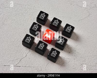 Menschlicher Ersatz durch Roboter in der Gewerbeindustrie. Automatisierung, automatisierte Systeme und Roboter. Moderne Technologien. Mensch gegen Roboter. Stockfoto