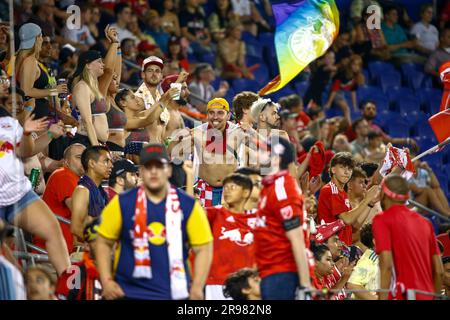 Harrison, Vereinigte Staaten Von Amerika. 24. Juni 2023. Fans der New York Red Bulls während des Spiels gegen Atlanta United von Major League Soccer in der Red Bull Arena am 24. Juni 2023 in Harrison, New Jersey. Kredit: Brasilien Photo Press/Alamy Live News Stockfoto