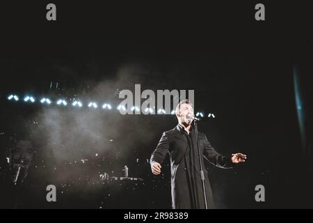 Rom, Italien. 24. Juni 2023. Der italienische Popsänger und Songwriter Tiziano Ferro tritt im Olimpic-Stadion in Rom auf. Kredit: SOPA Images Limited/Alamy Live News Stockfoto