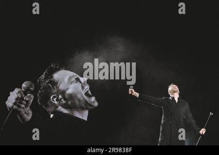 Rom, Italien. 24. Juni 2023. Der italienische Popsänger und Songwriter Tiziano Ferro tritt im Olimpic-Stadion in Rom auf. Kredit: SOPA Images Limited/Alamy Live News Stockfoto