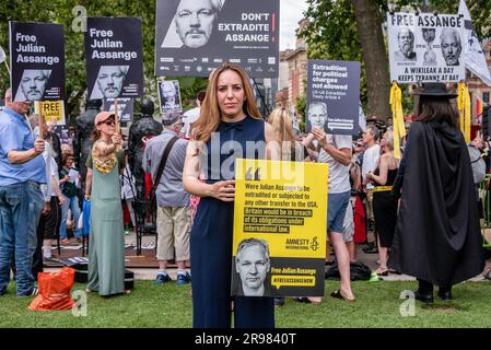 London, Großbritannien. 24. Juni 2023. Stella Assange (die Frau von Julian Assange) posiert während des Protests für ein Foto. Die Demonstranten fordern die Freilassung von Julian Assange, dem Gründer der Wikileaks. Die Demonstranten schufen eine Skulptur namens Denkmal für Mut. Edward Snowden, Julian Assange und Chelsea Manning Formen die lebensgroßen Bronzefiguren. Kredit: SOPA Images Limited/Alamy Live News Stockfoto