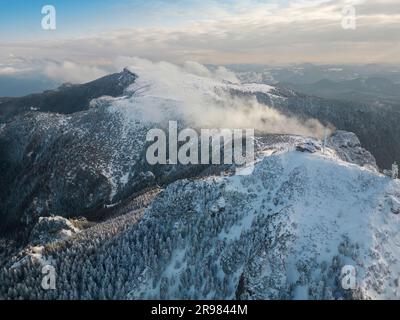 Wetterstation Ceahlau Toaca im Winter. Rumänien Stockfoto