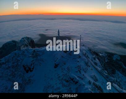 Berglandschaft über den Wolken. Ceahlau Sunset, Rumänien Stockfoto