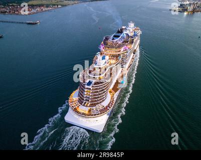 Das norwegische Prima-Schiff ist das erste von sechs Schiffen der Project Leonardo-Klasse der Norwegian Cruise Line NCL-Flotte. Luftaufnahme. Stockfoto