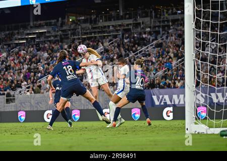 San Diego, Kalifornien, USA. 24. Juni 2023. OL Reign Forward Bethany Balcer (8) leitet den Ball für das siegreiche Tor während eines NWSL-Fußballspiels zwischen OL Reign und dem San Diego Wave FC im Snapdragon Stadium in San Diego, Kalifornien. Justin Fine/CSM/Alamy Live News Stockfoto