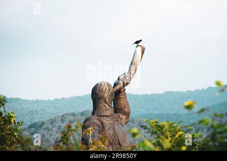 Denkmal der riesigen Kämpfer in Didgori - Denkmal der historischen Stätte. Historische Sehenswürdigkeiten Georgiens Stockfoto