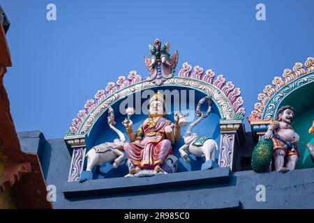 Blick auf die Architektur des kedar-Tempels mit statuen von hindu-gott, die mit Farben bedeckt sind. Der Kedar-Tempel ist unter den Gläubigen aus südindien berühmt. Stockfoto