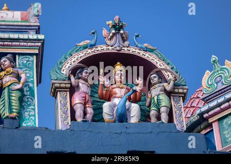 Blick auf die Architektur des kedar-Tempels mit statuen von hindu-gott, die mit Farben bedeckt sind. Der Kedar-Tempel ist unter den Gläubigen aus südindien berühmt. Stockfoto