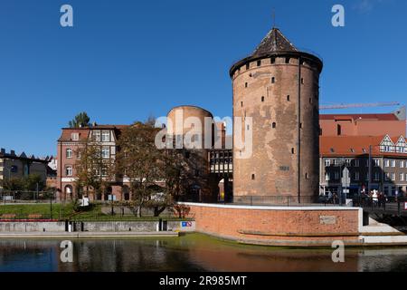 Stadt Danzig, Polen, Stagiewna-Tor (Polnisch: Stągwie Mleczne, Brama Stągiewna) auf der Insel Granary, gotischer Verteidigungsturm in New Motława r Stockfoto