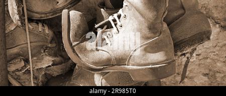 Ein alter zerrissener Schuh. Einrichtung Im Vintage-Garten Stockfoto