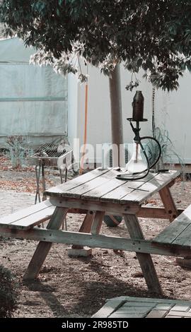 Hookah auf einem Holztisch im Freien. Zeit zum Entspannen Stockfoto