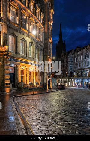 Kopfsteinpflaster in der Victoria Street mit einem indischen Gebäude bei Nacht in Edinburgh, Schottland, Großbritannien. Stockfoto