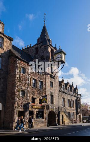 Canongate Tolbooth und Tolbooth Tavern in der Royal Mile in Edinburgh, Schottland, Großbritannien. Historisches Wahrzeichen in der Altstadt ab 1591 mit Uhr Stockfoto