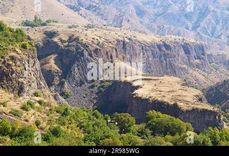 Atemberaubender Blick aus der Vogelperspektive auf Basaltsäulenformationen entlang der Garni-Schlucht Armeniens, auch bekannt als die Symphonie der Steine Stockfoto