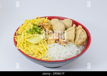 Indonesisches Essen: Fotoprodukte verschiedener Varianten von Fleischbällchen mit unterschiedlichen Layouts und verschiedenen Bildwinkeln in Fotostudio-Qualität Stockfoto