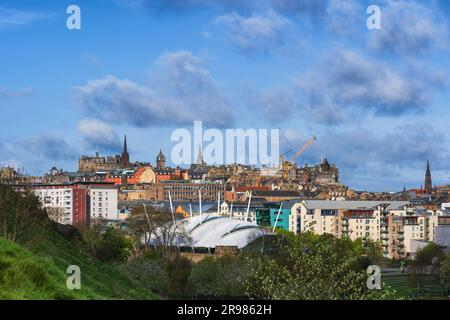 Stadt Edinburgh in Schottland, Skyline mit der Altstadt und Dynamic Earth Building. Stockfoto