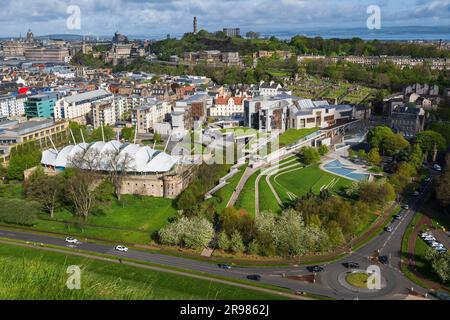 Blick über Edinburgh in Schottland, Stadtbild mit Dynamic Earth, Scottish Parliament Building und Calton Hill am anderen Ende Stockfoto