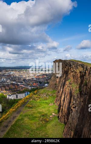Blick über Edinburgh von Salisbury Crags im Holyrood Park in Edinburgh, Schottland, Großbritannien. Stockfoto