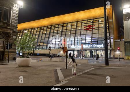 Bahnhof Glasgow Queen Street bei Nacht im Stadtzentrum von Glasgow in Schottland, Großbritannien. Stockfoto