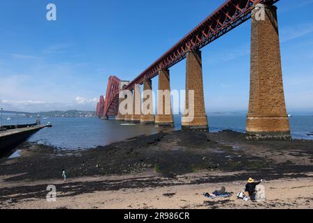 Forth Bridge in Queensferry, Schottland, Großbritannien, Kragarmbrücke von 1890 über Firth of Forth Estuary. Stockfoto