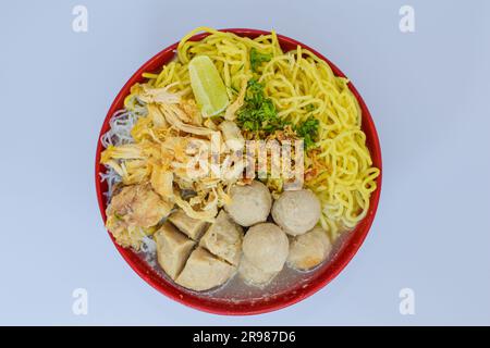 Indonesisches Essen: Fotoprodukte verschiedener Varianten von Fleischbällchen mit unterschiedlichen Layouts und verschiedenen Bildwinkeln in Fotostudio-Qualität Stockfoto