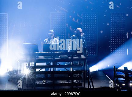 Leeds, Großbritannien. 24. Juni 2023. Duo Neil Tennant und Chris Lowe von der britischen Band Pet Shop Boys, live in der Leeds Arena. Bildnachweis: ernesto rogata/Alamy Live News Stockfoto