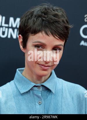 München, Deutschland. 23. Juni 2023. Julia Koschitz, Schauspielerin, kommt zur Eröffnung des Münchner Filmfestivals auf die Gasteig HP8. Das Filmfestival wird dieses Jahr mit dem Film „die persische Version“ eröffnet und zeigt bis 01.07.2023 Filme aus der ganzen Welt. Kredit: Sven Hoppe/dpa/Alamy Live News Stockfoto