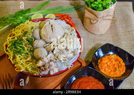 Indonesisches Essen: Fotoprodukte verschiedener Varianten von Fleischbällchen mit unterschiedlichen Layouts und verschiedenen Bildwinkeln in Fotostudio-Qualität Stockfoto