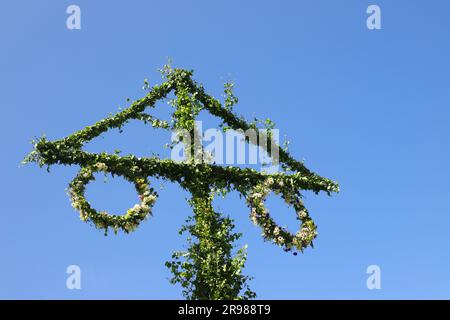 Nahaufnahme des oberen Teils einer traditionellen schwedischen Maypole. Stockfoto