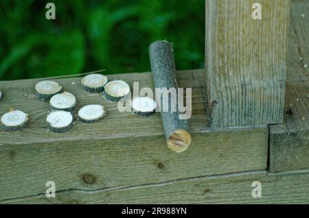 Herstellung von Holzkreisen für Runen, Irga Stockfoto