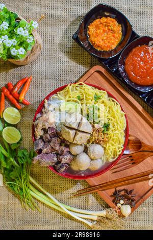 Indonesisches Essen: Fotoprodukte verschiedener Varianten von Fleischbällchen mit unterschiedlichen Layouts und verschiedenen Bildwinkeln in Fotostudio-Qualität Stockfoto