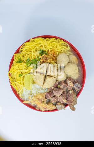 Indonesisches Essen: Fotoprodukte verschiedener Varianten von Fleischbällchen mit unterschiedlichen Layouts und verschiedenen Bildwinkeln in Fotostudio-Qualität Stockfoto