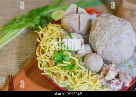 Indonesisches Essen: Fotoprodukte verschiedener Varianten von Fleischbällchen mit unterschiedlichen Layouts und verschiedenen Bildwinkeln in Fotostudio-Qualität Stockfoto