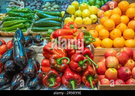 Obst und Gemüse zum Verkauf auf einem Markt Stockfoto