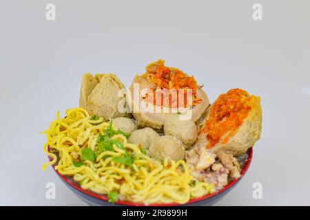 Indonesisches Essen: Fotoprodukte verschiedener Varianten von Fleischbällchen mit unterschiedlichen Layouts und verschiedenen Bildwinkeln in Fotostudio-Qualität Stockfoto