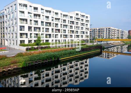 Moderne Appartementhäuser mit einer Reflexion in einem kleinen Kanal in Berlin Stockfoto