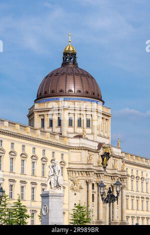 Die Kuppel des rekonstruierten Stadtpalastes in Berlin an einem sonnigen Tag Stockfoto