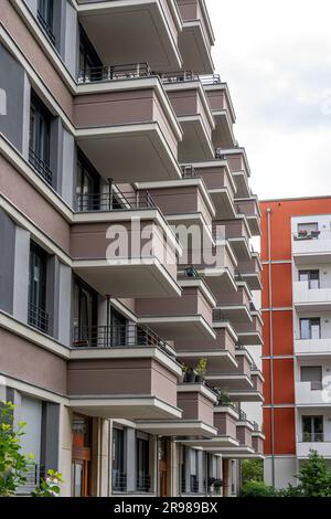 Fassade eines modernen Appartementgebäudes mit Balkonen aus Berlin Stockfoto
