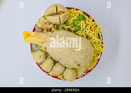 Indonesisches Essen: Fotoprodukte verschiedener Varianten von Fleischbällchen mit unterschiedlichen Layouts und verschiedenen Bildwinkeln in Fotostudio-Qualität Stockfoto