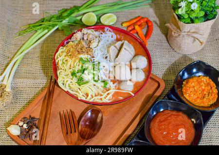 Indonesisches Essen: Fotoprodukte verschiedener Varianten von Fleischbällchen mit unterschiedlichen Layouts und verschiedenen Bildwinkeln in Fotostudio-Qualität Stockfoto