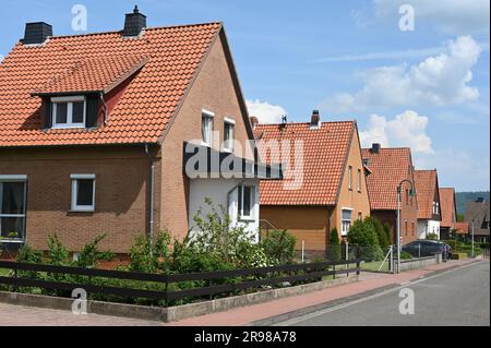 Kleine Einfamilienhäuser der deutschen Nachkriegszeit in Apelern in Niedersachsen Stockfoto