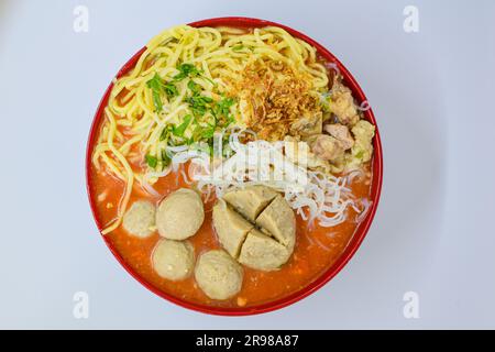 Indonesisches Essen: Fotoprodukte verschiedener Varianten von Fleischbällchen mit unterschiedlichen Layouts und verschiedenen Bildwinkeln in Fotostudio-Qualität Stockfoto