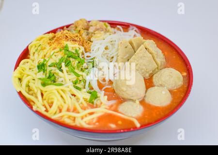 Indonesisches Essen: Fotoprodukte verschiedener Varianten von Fleischbällchen mit unterschiedlichen Layouts und verschiedenen Bildwinkeln in Fotostudio-Qualität Stockfoto