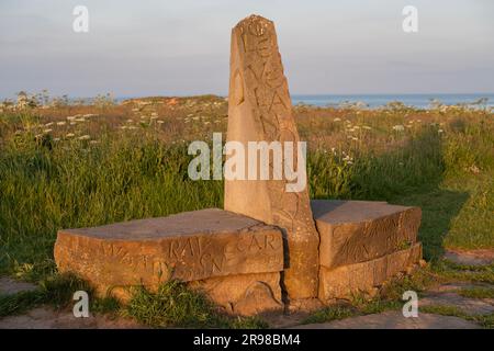 Der Beginn des Cleveland Way und des Yorkshire Wolds Way auf dem Gipfel von Filey Brigg an der Küste von North Yorkshire. Stockfoto