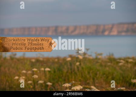 Der Beginn des Cleveland Way und des Yorkshire Wolds Way auf dem Gipfel von Filey Brigg an der Küste von North Yorkshire. Stockfoto