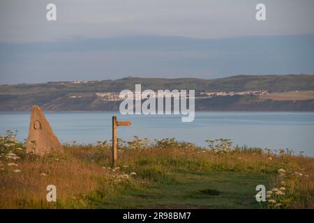 Der Beginn des Cleveland Way und des Yorkshire Wolds Way auf dem Gipfel von Filey Brigg an der Küste von North Yorkshire. Stockfoto